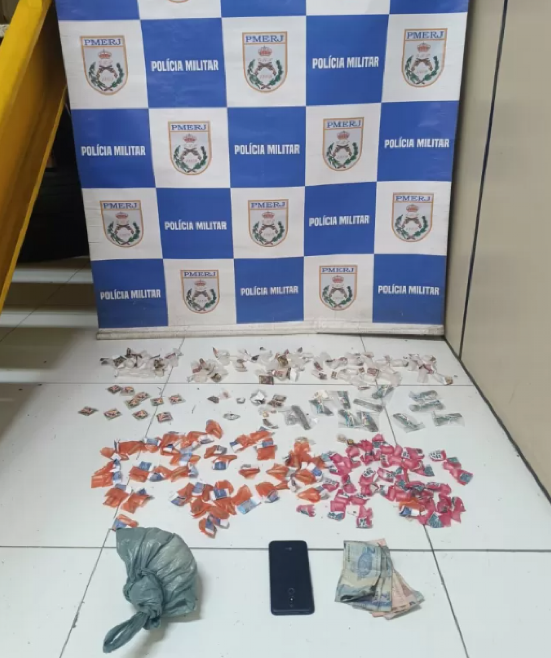 Homem tenta fugir pulando muro, mas acaba preso com drogas e