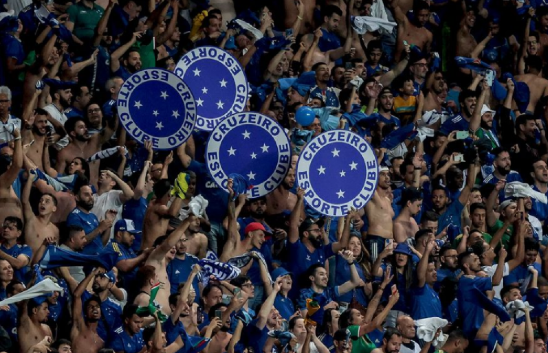 Cruzeiro lan&ccedil;a camisa amarela e homenageia a Sele&ccedil;&atilde;o Brasileira