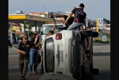 Batida entre dois carros termina com capotamento na Av. Wilson Mendes, em Cabo Frio