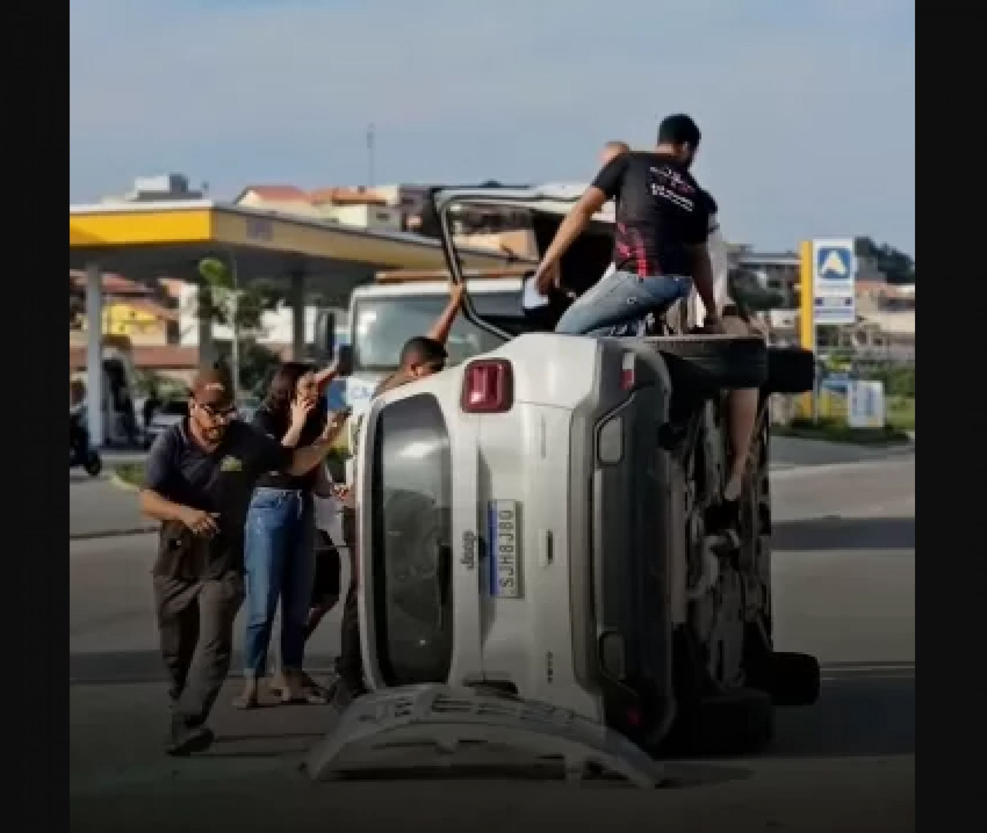 Batida entre dois carros termina com capotamento na Av. Wils