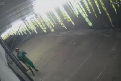 Câmeras flagram furto de bandeira do Brasil em depósito de bebidas no Centro de Cabo Frio