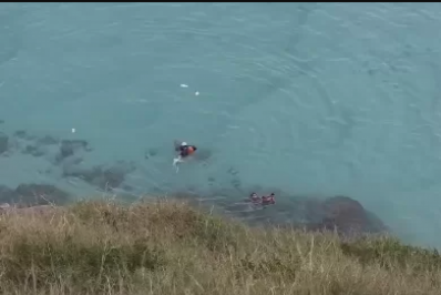Duas pessoas são resgatadas após dificuldade no mar na Praia Grande, em Arraial do Cabo