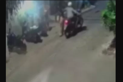 Criminoso em moto arranca celular das mãos de moradora no Centro de Búzios