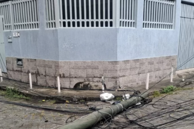 Poste cai durante a madrugada e deixa moradores sem energia no Cajueiro, em Cabo Frio