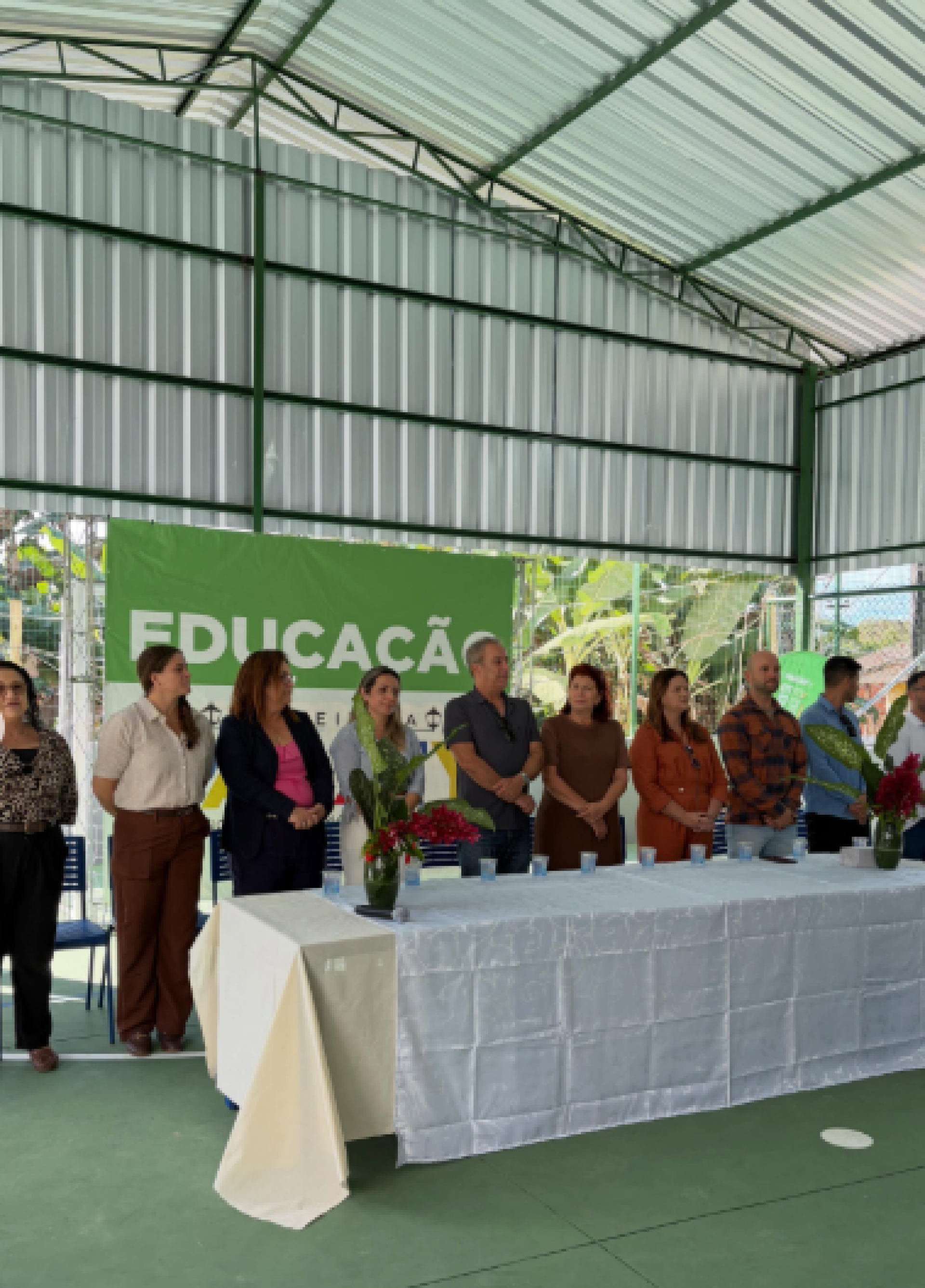 Prefeito Zezé Porto (centro) e seu secretariado entregam nova unidade escolar aos moradores do Corumbê