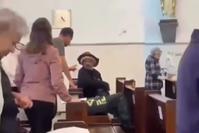 Vídeo! Homem é flagrado se masturbando durante missa em São Paulo