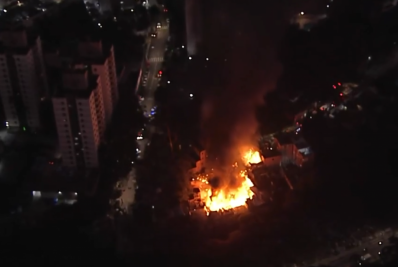Incêndio de grandes proporções atinge casas na Zona Sul de São Paulo