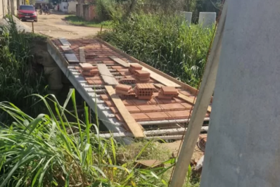 Prefeitura interrompe construção de ponte feita sem autorização no Mutirão, em Araruama