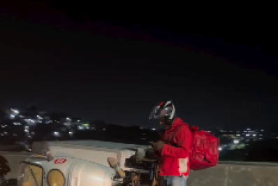 Tuk-tuk de entregas tomba em ponte entre Cabo Frio e São Pedro da Aldeia