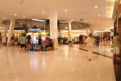 Bebê é encontrado sozinho em carrinho dentro de shopping de Cabo Frio