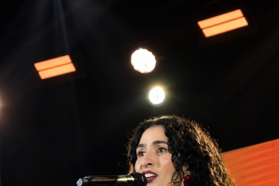 Marisa Monte não pediu para esconder nome de bet em show no Rio