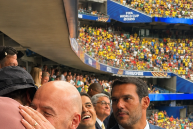 Samir Xaud aparece com o presidente da FIFA e craques no jogo do Brasil