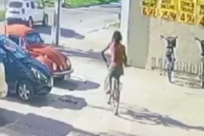 Homem furta bicicleta na porta de mercado no Braga, em Cabo Frio
