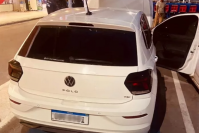 PRF de folga desconfia de carro em estacionamento de supermercado e descobre veículo roubado em São Pedro da Aldeia