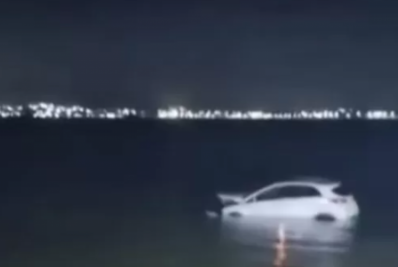 Carro cai na Laguna de Araruama em São Pedro da Aldeia