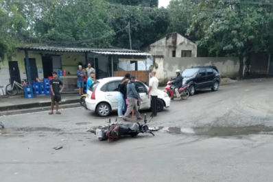 Acidente entre carro e moto mobiliza Corpo de Bombeiros em Araruama