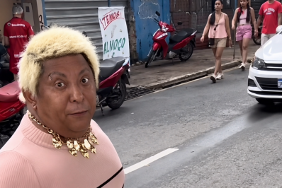 Patixa se irrita em Parintins e quase acerta mulher com bolsa