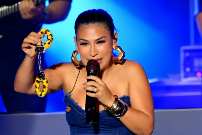 Simone Mendes recebe ‘kit proibidão’ de fãs e se diverte no palco