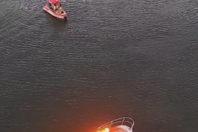 Lancha de luxo pega fogo e é destruída pelas chamas em Cabo Frio