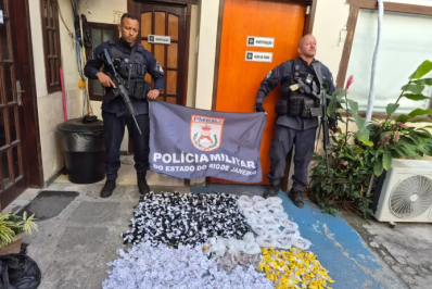 Polícia encontra tonel com mais de 2 mil cápsulas de cocaína em Arraial do Cabo