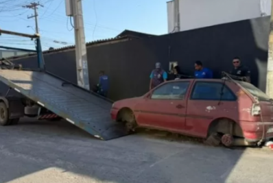 Operação Cabo Frio em Ordem remove veículo abandonado no bairro Jacaré