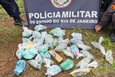 PM encontra esconderijo com R$ 40 mil em drogas no Alto da Rasa, em Cabo Frio