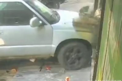 Carro desgovernado atinge veículo estacionado e atinge loja em Arraial