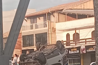Carro capota após forte colisão na Rodovia Amaral Peixoto, em Cabo Frio