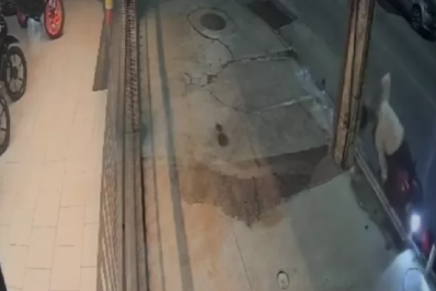 Motociclista bate em poste, fica desacordado e é socorrido em Araruama
