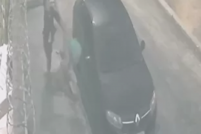 Homem destrói lixeira de ferro e danifica carro em Iguaba Grande