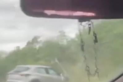Carro colide contra poste em rotatória entre as rodovias RJ-106 e RJ-102, em Búzios
