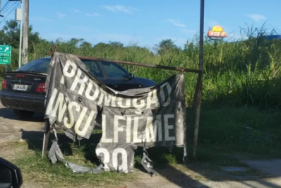 Ação de ordenamento remove placas e faixas irregulares na RJ-124, em Itatiquara, Araruama
