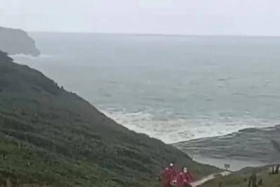 Casal de turistas argentinos fica ferido após onda atingir costão rochoso em Búzios