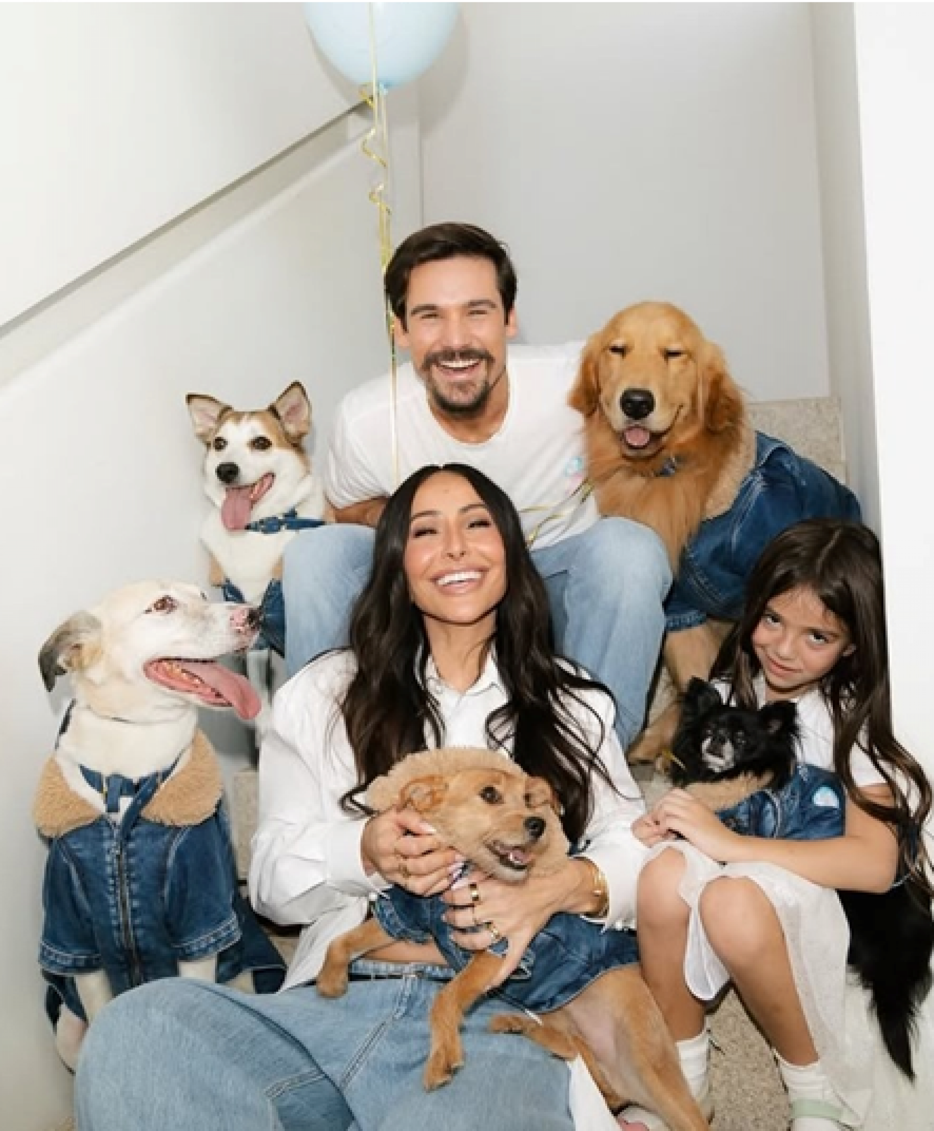 Sabrina Sato, Nicolas Prattes e Zoe com os cachorros da família 
 - Reprodução/Instagram 
