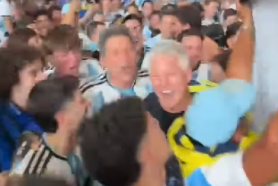 Schweinsteiger celebra vitória com argentinos e leva torcedores ao delírio