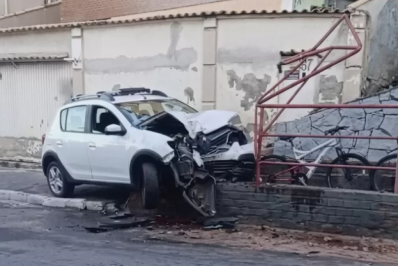 Carro sai da pista e destrói parte de passarela no Centro de Arraial do Cabo