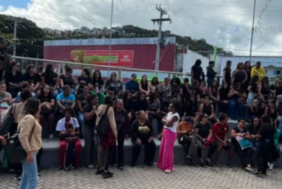 Profissionais da Educação protestam contra terceirização de auxiliares em Arraial do Cabo