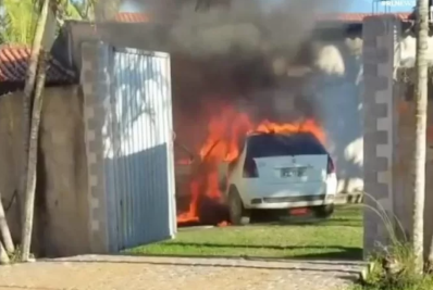 Carro pega fogo em garagem e incêndio atinge parte de residência em Araruama