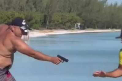 Homem saca arma e tenta atirar após discussão em Praia de Arraial do Cabo