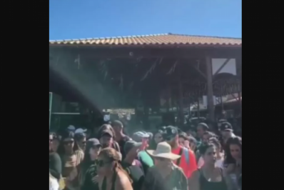 Passeios de barco são retomados após cinco dias de suspensão em Arraial do Cabo