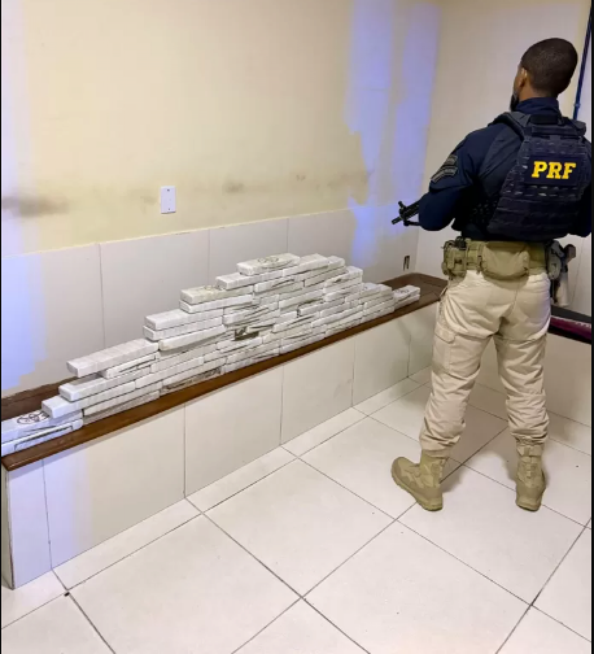 Foram apreendidos 55 tabletes de maconha, totalizando aproximadamente 55 quilos