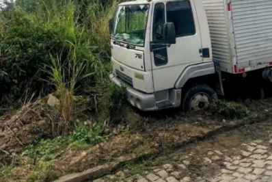Caminhão perde freio e vai parar em barranco em Búzios