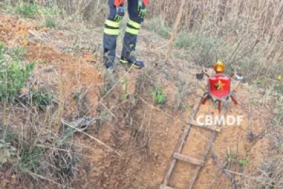 Homem cai em buraco de três metros e é resgatado pelos bombeiros no DF