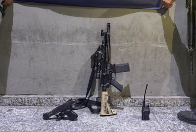 PM apreende fuzil e pistola durante operação no Jóquei, em São Gonçalo