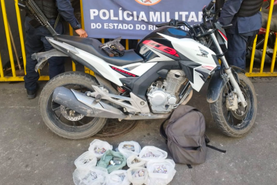 Operação contra barricadas apreende arma, drogas e motocicleta em São Gonçalo