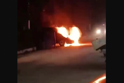 Carro pega fogo em rua do bairro Alto da Boa Vista, em Búzios