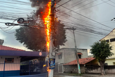 Poste pega fogo em frente a unidade de saúde e mobiliza equipes em São Gonçalo