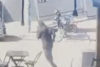Câmeras flagram suspeito fugindo após matar empresária em Cabo Frio
