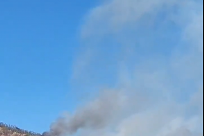 Incêndio atinge vegetação próxima a casas no Complexo da Serrinha