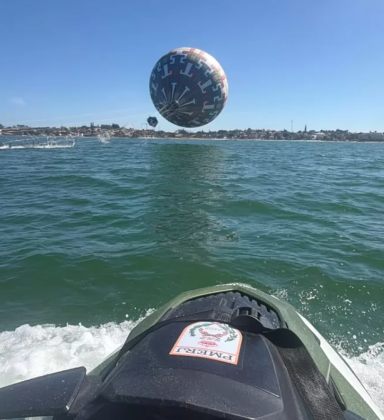 Balão de 30 metros cai na Lagoa de Araruama e é apreendido pela polícia